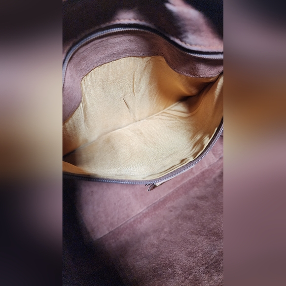 Gucci Square Boston handbag. Minor tarnishing on hardware. Wear under handles - Picture 9 of 16